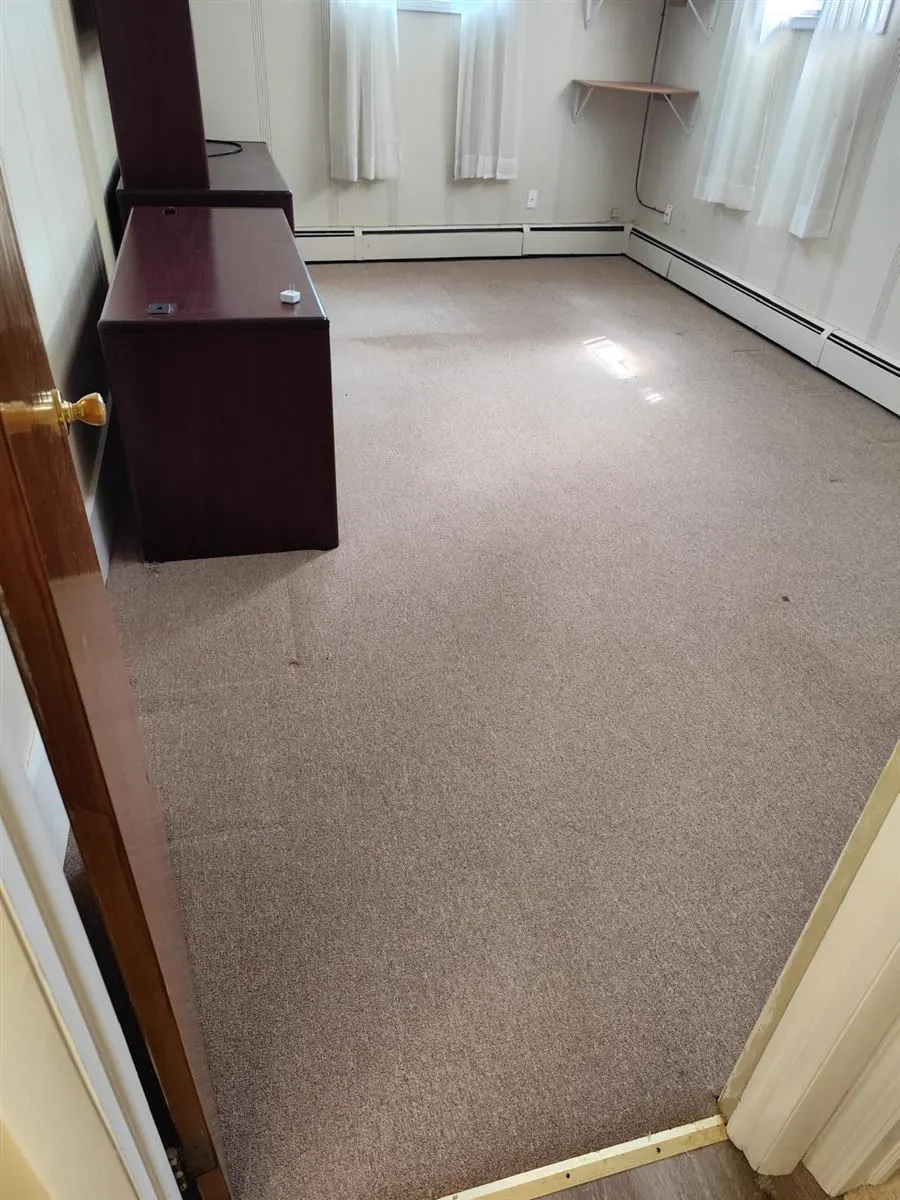 Room with old carpet before the new floor